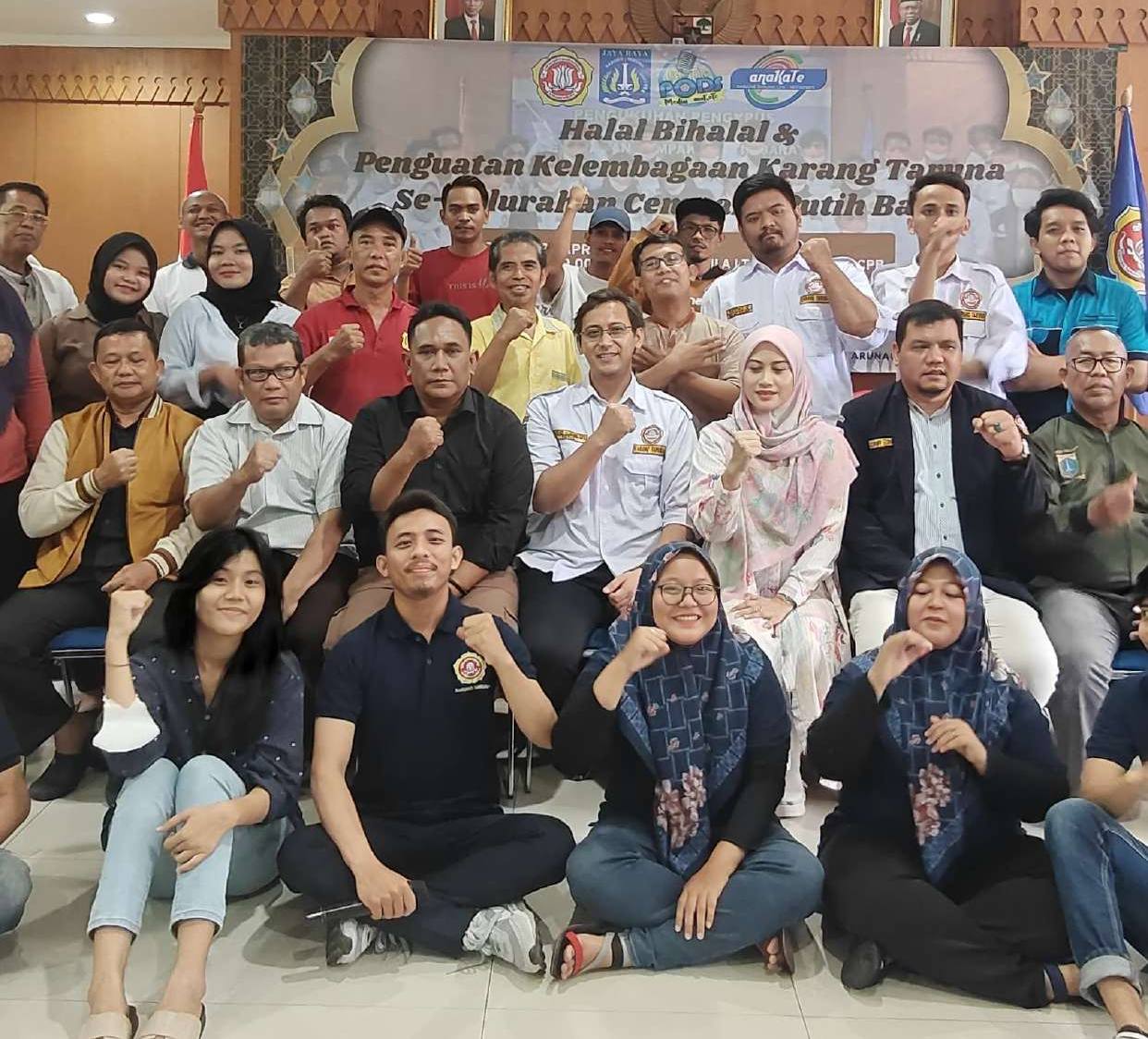 Pengurus Karang Taruna se-Kelurahan Cempaka Putih Barat bersama pembina dan mitra pada acara Halal Bihalal dan Penguatan Kelembagaan