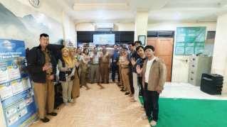 Pengurus berfoto di dalam SKKT